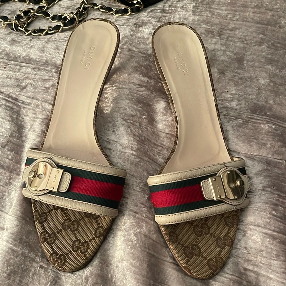 These sandals are comfortable easy to walk in able to wear with jeans or shorts.